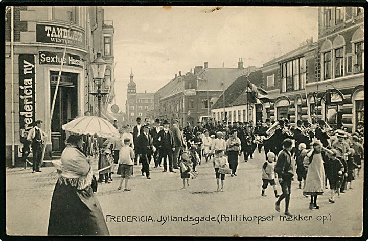 Fredericia, Jyllandsgade, Politikorpset trækker op. Stenders no. 7110. Hj.knæk.