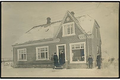 Bredsten, ejendom med butik i sne. Fotokort u/no. Frankeret med 5 øre Chr. X annulleret med stjernestempel BREDSTEN og sidestemplet Vejle d. 29.3.1916 til København.