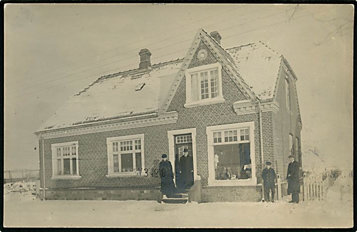 Bredsten, ejendom med butik i sne. Fotokort u/no. Frankeret med 5 øre Chr. X annulleret med stjernestempel BREDSTEN og sidestemplet Vejle d. 29.3.1916 til København.