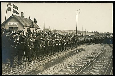 Genforening. Sønderjydsk Kommando modtages på havnen i Haderslev af franske Alpejægere d. 5.5.1920. Fotokort u/no.