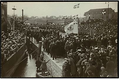 Genforening. Sønderjydsk Kommando modtages på havnen i Haderslev d. 5.5.1920. Fotokort u/no.