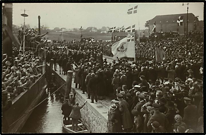 Genforening. Sønderjydsk Kommando modtages på havnen i Haderslev d. 5.5.1920. Fotokort u/no.