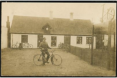 Odense, cykelhandler foran sin forretning. Fotokort anvendt i Odense 1919.