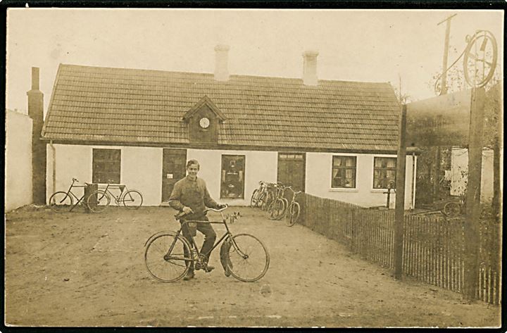 Odense, cykelhandler foran sin forretning. Fotokort anvendt i Odense 1919.