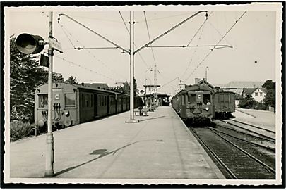 Herlev station og to S-tog fra linie C. Fotografi anvendt som brevkort 1953.