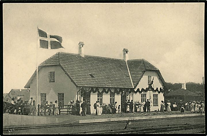 Hornbæk jernbanestation. Udsmykket ved banens åbning i 1906. Bodelsen & Wejby Nielsen no. K334.