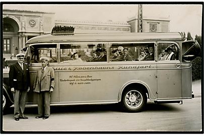 Købh., Elite & Københavns Rundfart turistbus ved Statens Museum for Kunst. Fotokort u/no.