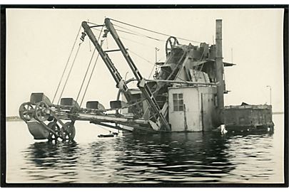 Gravemaskine i vand i forbindelse med digebyggeri ved Vadehavet i 1920'erne. Fotokort u/no.