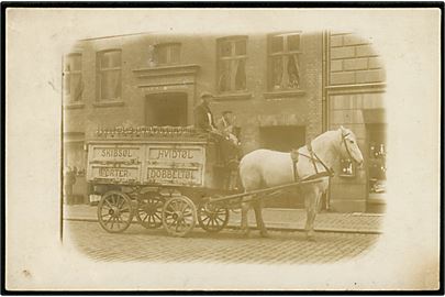 Ølkusk med hestevogn Skibsøl Hvidtøl Porter Dobbeltøl i København. Fotokort u/no.