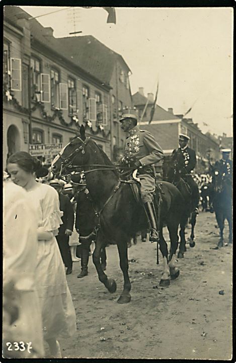 Genforening. Chr. X til hest i Nørregade, Haderslev d. 10.7.1920. No. 2337.