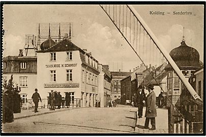 Kolding. Sønderbro Med Aviskiosk og flere butikker. I forgrunden ses  Jernbaneoverskæringen. G.L.S.K. no. T11. 