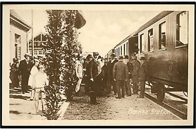 Bække station med holdende tog. Antagelig fra åbningen af Troldhedebanen i 1917. J. Nielsen u/no.