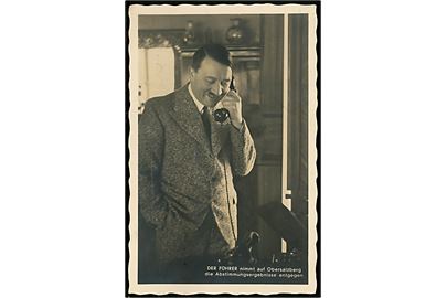 Adolf Hitler får telefonisk besked om afstemningsresultater. 