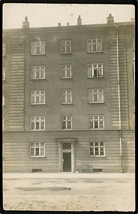 Købh., Krogerupgade 1, facade. Fotokort u/no.