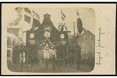 Viborg. Æresport i Jernbanegade i anledning af Kongebesøget i 1907 ved Bataljonens 250 år Jubilæum. Fotokort u/no. 