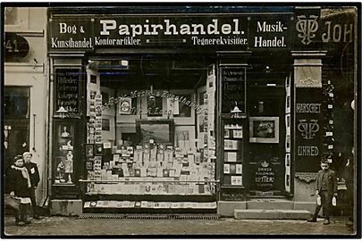 Odense, Vestergade 39, Vilhelm A. Lang's Papirhandel med salg af POSTKORT. Fotokort u/no anvendt som julekort af ejeren. 