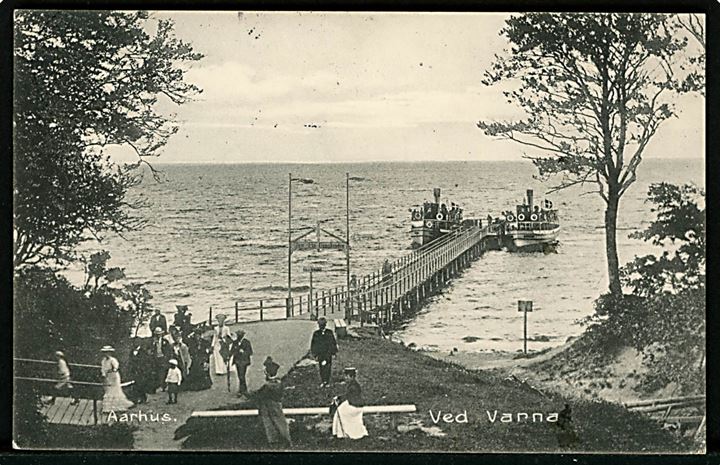 Aarhus. Landgangsbroen ved Varna med 2 turbåde. Stenders no. 13313.