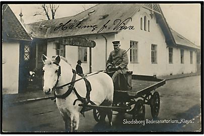 Skodsborg Badesanatorium kusken eller hesten Klaus. Calegi Vykortslager u/no. Hj.knæk.