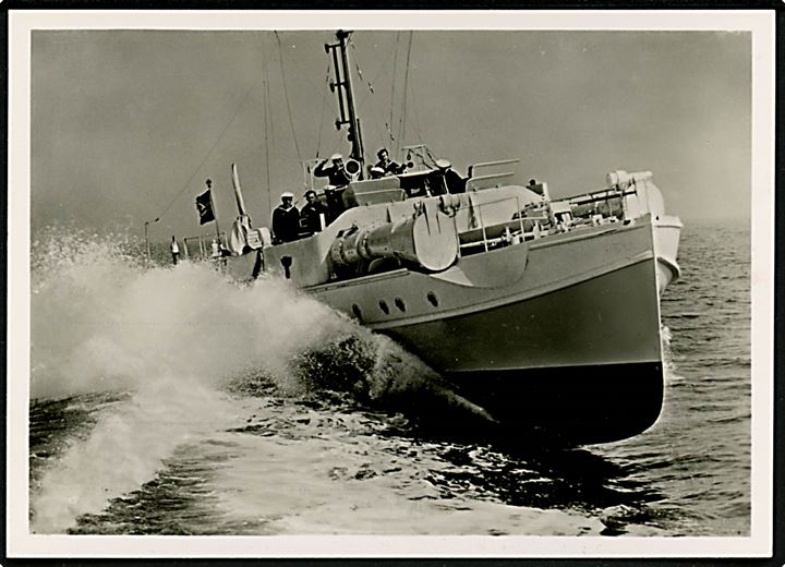 Tysk schnellboot i høj fart. 