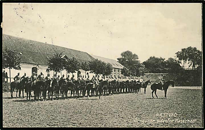 Næstved. Dragoner udenfor kasernen. P.A. eneret no. 1511.