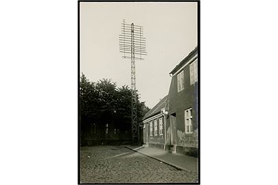 Rønne, Telefon gitter-mast ved biblioteket. Dateret 1929. U/no.