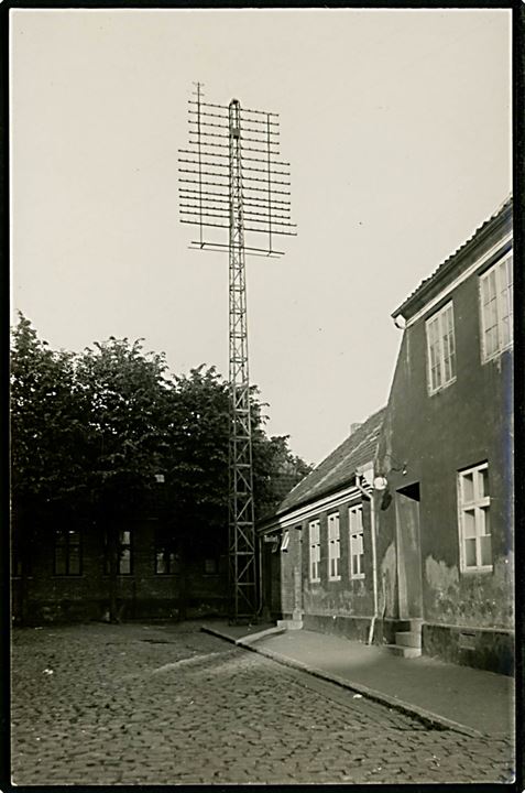 Rønne, Telefon gitter-mast ved biblioteket. Dateret 1929. U/no.