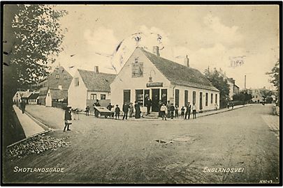 Købh., Skotlandsgade hj. Englandsgade med købmandshandel. N. M. Mathiesen u/no.