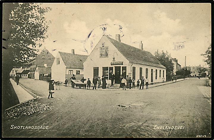 Købh., Skotlandsgade hj. Englandsgade med købmandshandel. N. M. Mathiesen u/no.