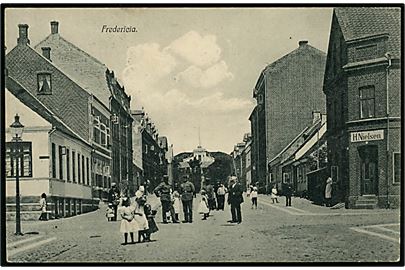 Fredericia, gadeparti med volden i baggrunden. Grønholt u/no.