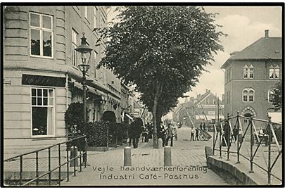 Vejle, Haandværkerforening, Industri Café  og i baggrunden Posthus og jernbaneoverskæring. Chr. Hansen no. 11365.