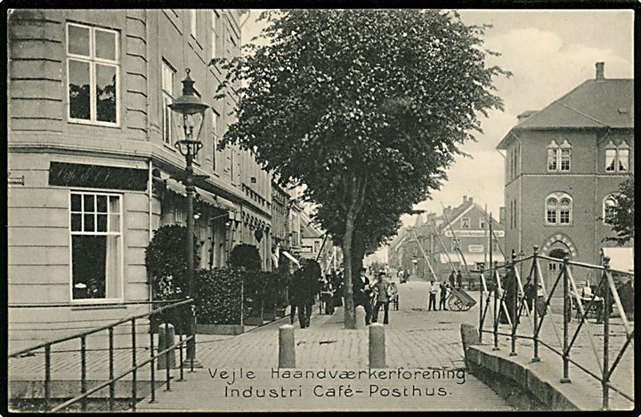 Vejle, Haandværkerforening, Industri Café  og i baggrunden Posthus og jernbaneoverskæring. Chr. Hansen no. 11365.