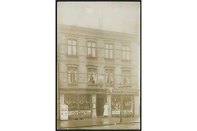 Odense, Nørregade 40 med N. Jacobsen frugt- og grønt, Slagter Hans Rasmussen og lotterikollektion. Fotokort u/no. dateret d. 23.12.1910.