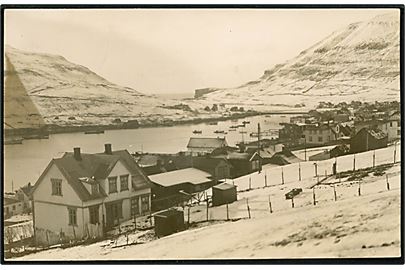 Færøerne, Vaag, udsigt med byen i sne. Fotokort u/no. 