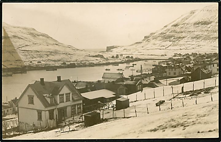 Færøerne, Vaag, udsigt med byen i sne. Fotokort u/no. 