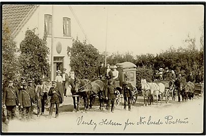 Nørre Snede postkontor med personale og postvogne. Fotokort u/no.