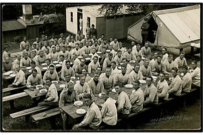 Soldater spiser middag under sikringsstyrken. Fotograf Kaj Baltzersen u/no.