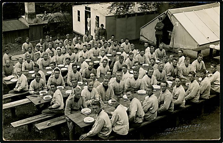 Soldater spiser middag under sikringsstyrken. Fotograf Kaj Baltzersen u/no.