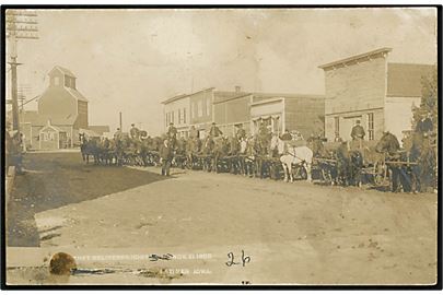 Latimer, Iowa. Fotokort fra Western by med gaden fyldt med hestevogne. 