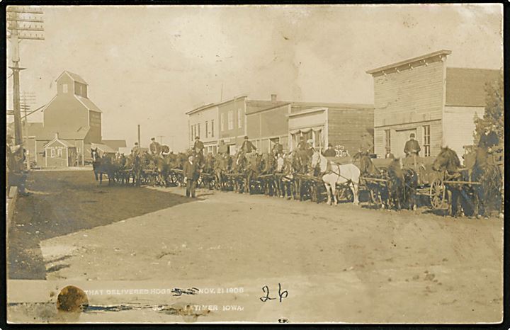 Latimer, Iowa. Fotokort fra Western by med gaden fyldt med hestevogne. 