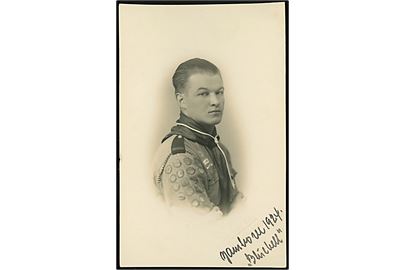 Dansk spejder med forskellige duelighedsmærker. Påskrevet Jamboree 1924. Fotograf Herbst, Østerbrogade 106, Købh. U/no.