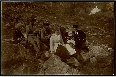 Arsuk, udstedsbestyrer Julius Petersen med familie og venner på udflugt. Fotokort u/no.