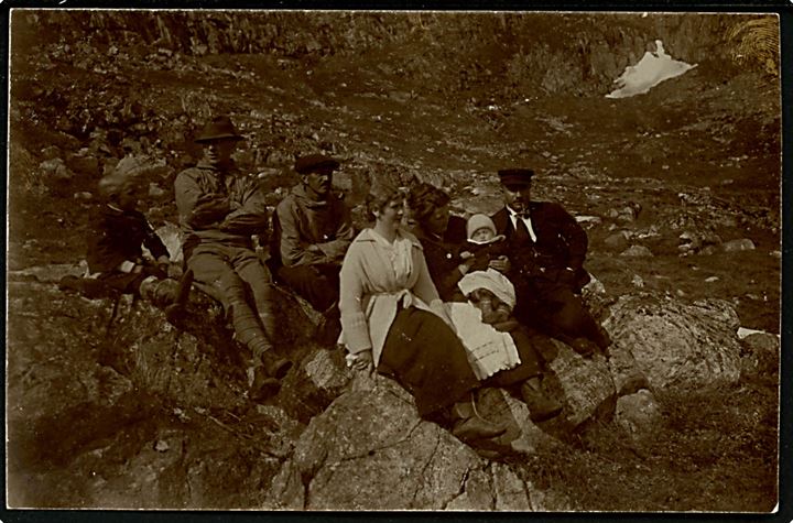 Arsuk, udstedsbestyrer Julius Petersen med familie og venner på udflugt. Fotokort u/no.