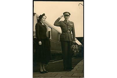 Kong Fr. IX og dronning Ingrid modtages på jernbanestation. Fotokort u/no. Har været opklæbet.