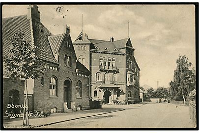 Odense, Slotsgade med Grand Hotel. Varehus Carl Friis u/no.