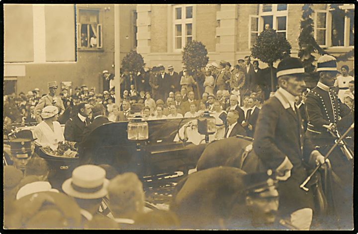 Genforening. Kongeparret i hestevogn ved Raadhuset i Aabenraa d. 10.7.1920. Clausen u/no.