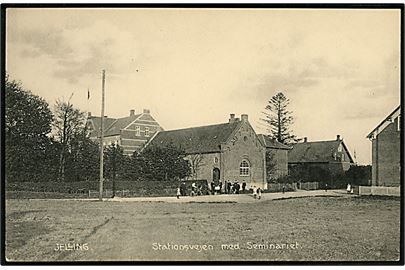 Jelling. Stationsvejen med Seminariet. Hvidehus Forlag no. 25137.