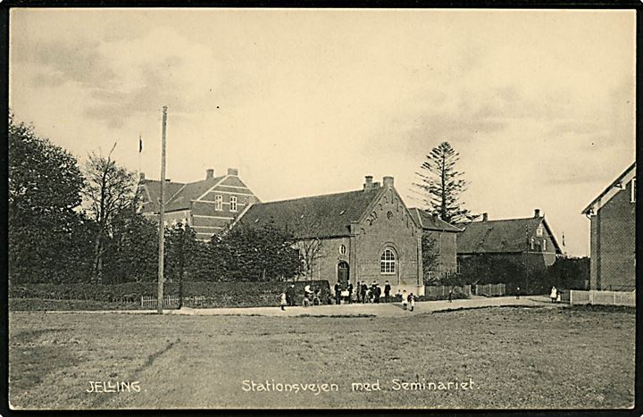 Jelling. Stationsvejen med Seminariet. Hvidehus Forlag no. 25137.