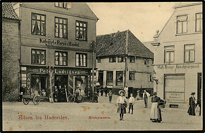 Haderslev, Mølleplads med Peter Ludvigsens Kolonial og Farve Handel. A. Dose no. 133257.