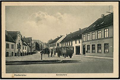 Haderslev, Sønderbro med Krause's Hotel og rutebiler. W. Schützsack no. 534.