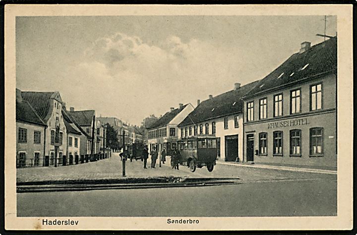 Haderslev, Sønderbro med Krause's Hotel og rutebiler. W. Schützsack no. 534.